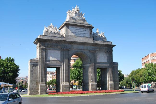 De Gran Vía de San Francisco loopt tot aan de Poort van Toledo (31), een project van