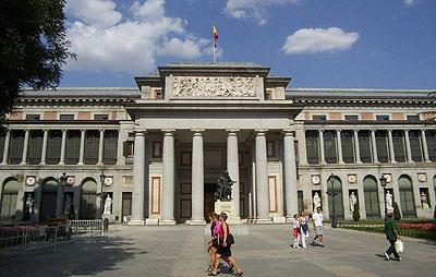 Als men het Plaza de las Cortes oversteekt bereikt men via de Calle del Prado het Ateneo de Madrid (35), waar regelmatig culturele evenementen plaatsvinden;