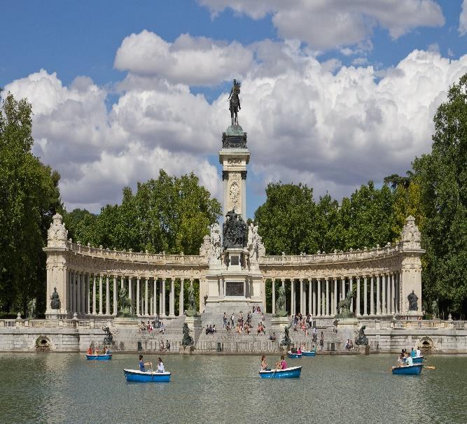 voorbeeld in Madrid van de art déco, spectaculair bekroond met de toren en het beeld van Palas Atenea, een werk van Vasallo.