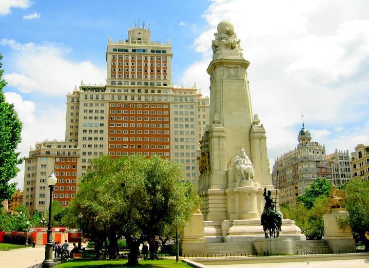 Iets verderop staat het gebouw van Telefónica (59), een werk van de Noordamerikaanse Weeks uit 1929, de eerste wolkenkrabber van Madrid, waar een ander deel van de Gran Vía begint richting Plaza del