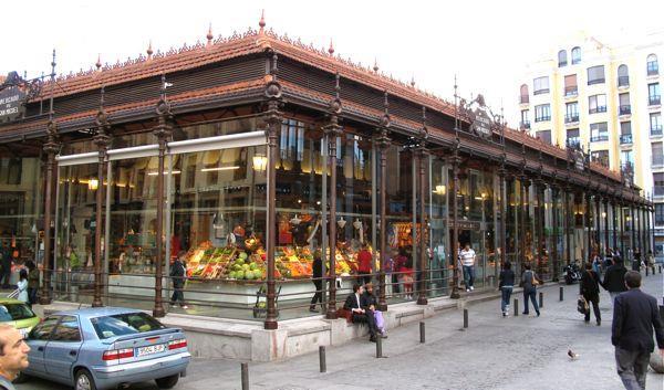 Het Plaza Mayor werd in 1620 ingewijd en vormt sindsdien het symbool bij uitstek van het Madrid van het Huis van Habsburg, met de fraaie fresco s van het Casa de la Panadería en het beeld van Filips