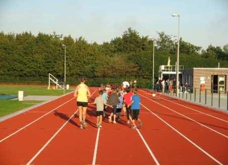 Bij het versteken ged kijken f er lpers aankmen f als er werptraining(en) bezig zijn.