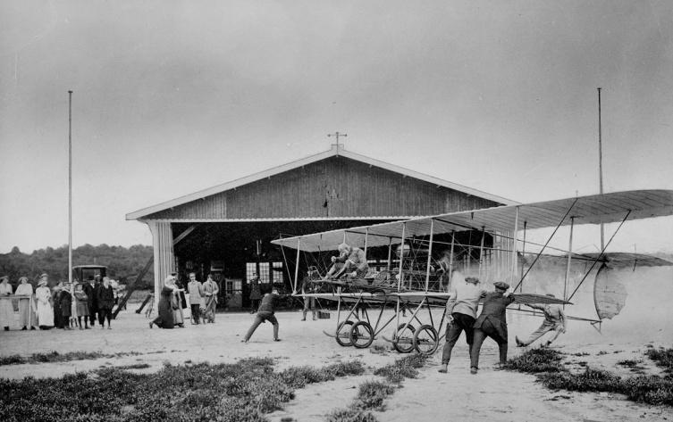 DE GESCHIEDENIS VAN DE NEDERLANDSE VLIEGTUIGINDUSTRIE 1914-2014 Inleiding Tot de eerste schuchtere pogingen tot het bouwen van vliegtuigen in Nederland behoren de Heidevogel van Frits Koolhoven en de