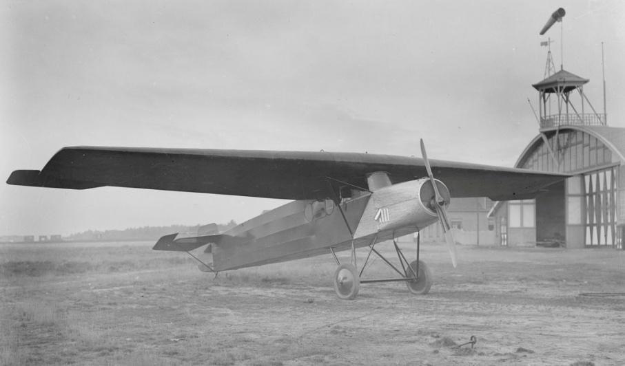 de vliegdienst van het KNIL werden rond deze tijd ook acht Curtiss P-6 Hawk jachtvliegtuigen van Amerikaans ontwerp in licentie gebouwd.