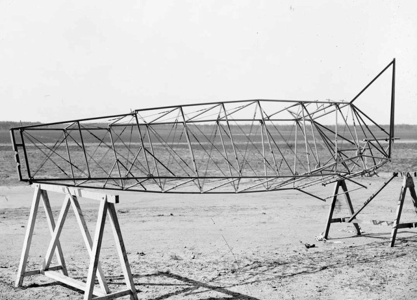 1919 als fabriek gebruikt De Fokkerfabriek beschikte in Amsterdam niet over een eigen vliegveld, maar de vliegtuigen werden in gedemonteerde toestand met binnenschepen naar Schiphol vervoerd en daar