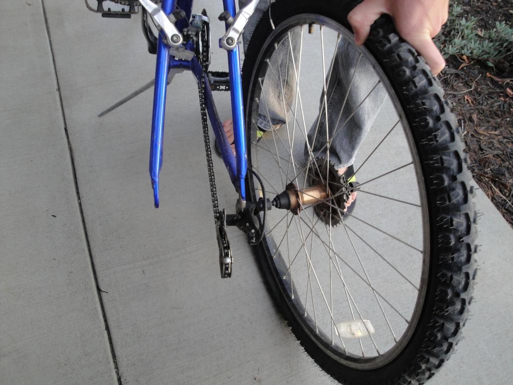 Stap 3 Houd het wiel op de grond, en trek het fietsframe en weg om het wiel van de