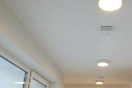 LED plafondlamp Doris Eigenschappen LED-lichtbron met hoge efficiëntie Warm wit licht 2-in-1 toepassing, zowel te monteren als plafondlamp of inbouwspot Eenvoudige installatie Voordelen