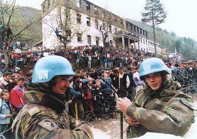 In Bosnië liep de poging om als autonome staat verder te gaan uit op een bloedige burgeroorlog met Servië. De stad Sarajevo werd door de Serviërs omsingeld en kapot geschoten.