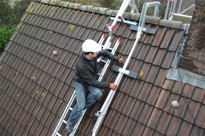 Monteer de dakligger aan het verlengdeel op de juiste hoogte ten opzichte van de schoorsteen d.