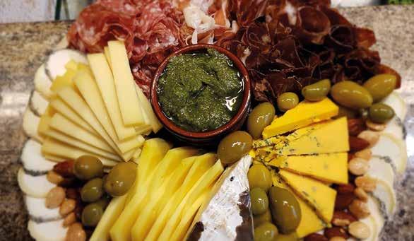 diverse stalletjes waar u heerlijke ingrediënten kunt halen voor uw diner of prachtige bloemen voor in huis.