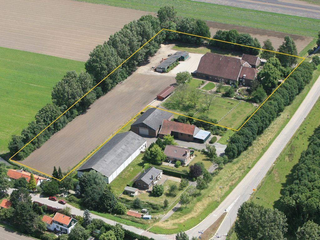 Wat zou u doen met al die ruimte..? Midden in het Hoeksche Waards landschap ligt een fraaie, karakteristieke woonboerderij met bijgebouwen, siertuin, weiden en erf op 12.865m² eigen grond.