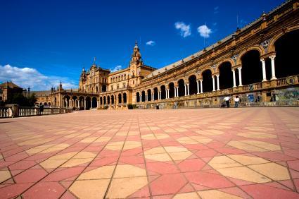 Spaanse Plaats In tegenstelling van wat sommigen denken is de Spaanse Plaats niet het centrale plein van Sevilla. Het is in feite één groot gebouw met een centraal plein.