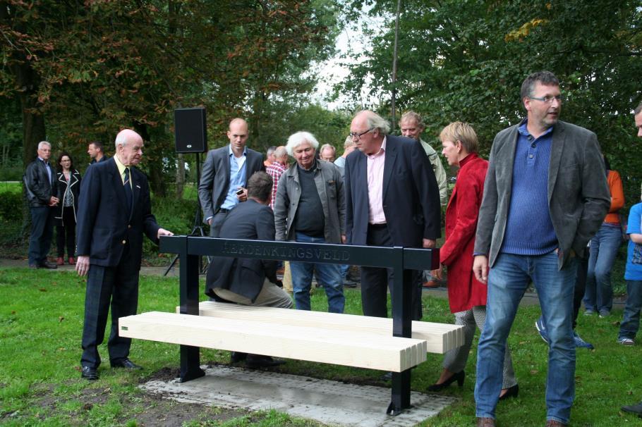 Plaatsen 1 ste bankje Almeers hout en ondertekening convenant: Wethouder Huis heeft op 26 september 2014 het eerste Almeerse bankje onthuld in het Bos der Onverzettelijken.