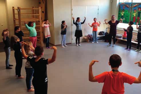 sport/bewegen gymnastiek/turnen werelddans sport/bewegen In kleine stapjes, van makkelijk naar moeilijk, de basis van het turnen leren.