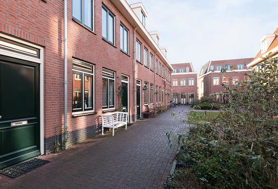 De woning is gelegen op loop- en fietsafstand van het prachtige historische centrum van Leiden met zijn leuke winkels, populaire markt, terrassen, restaurants en musea.
