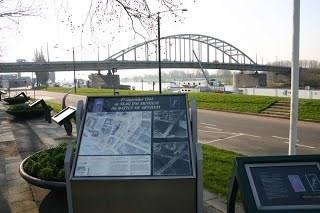 17 Jacob Groenewoud plantsoen Tijdens de Slag om Arnhem waren aan geallieerde zijde op de grond niet alleen Britse en Poolse soldaten actief, maar ook een klein aantal Amerikanen en Nederlanders.