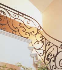 STIJL Klassieke elegantie Op gebied van de trappen slagen de stijltrappen er prachtig in om het beste te halen uit de traditionele materialen: de natuurstenen en houten klassieke trappen blijven onze