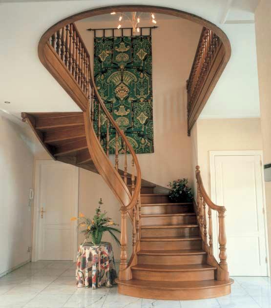 1. Hout wordt vaak gebruikt voor klassieke stijltrappen. Een mooi voorbeeld hiervan is deze indrukwekkende trap in Franse eik.