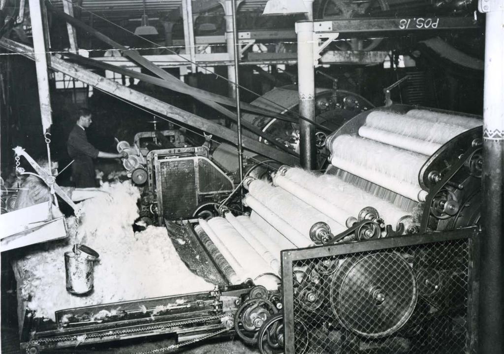 Kaardmachine in de Zaalbergfabriek (begin twintigste eeuw) Het bedrijf heet vanaf 1924 voluit de NV Koninklijke Nederlandsche fabriek van wollen dekens v/h J.C. Zaalberg en Zoon.
