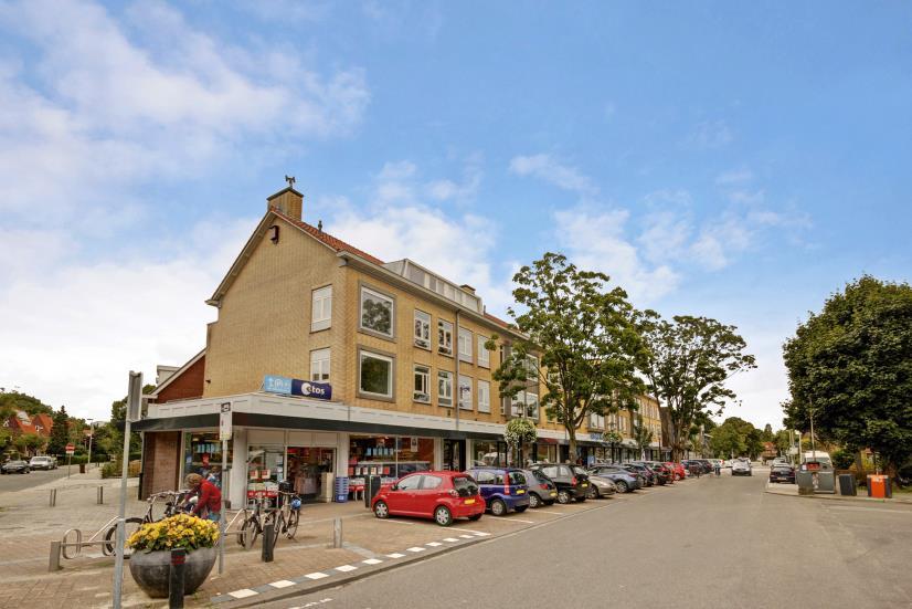 Parkeren In het gebied geldt onbetaald parkeren. Onder het complex waar deze winkelruimte deel van uitmaakt is een parkeergarage gerealiseerd met 44 plaatsen.