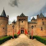 Kasteel Muiderslot in Muiden Ga terug naar de middeleeuwen in Kasteel Muiderslot.