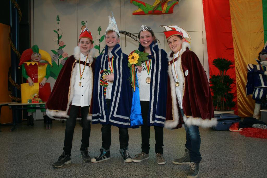 Basisschool De Violier viert Carnaval Donderdag 26 januari werd op ludieke wijze onze schoolprins en prinses uitgeroepen.