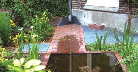 De meeste tuinen bieden ruimte om water van het dak te hergebruiken. Dit kan door een regenpijp aan te sluiten op; Ook het terras of oprit kunnen meer water doorlaten.