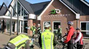 ervaring, te wachten op hun eerste les. Na de koffie bij Slangenbeek Tweewielers begon de les met de basiscontrole zoals het checken van de fiets en wanneer een helm goed zit.