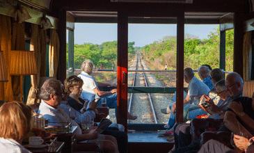 De trein heeft plaats voor maximaal 72 gasten. Deze reis begint met een verblijf in het historische Victoria Falls Hotel, vlakbij de beroemde watervallen.