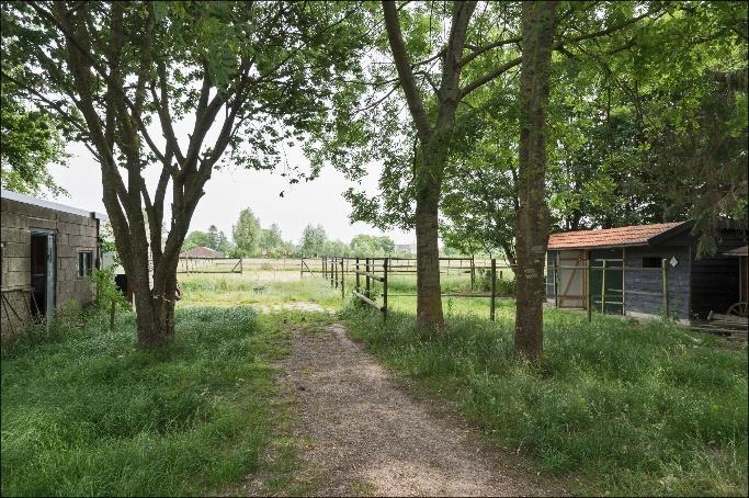 5 m2) met toilet en fonteintje. De garage (ca.