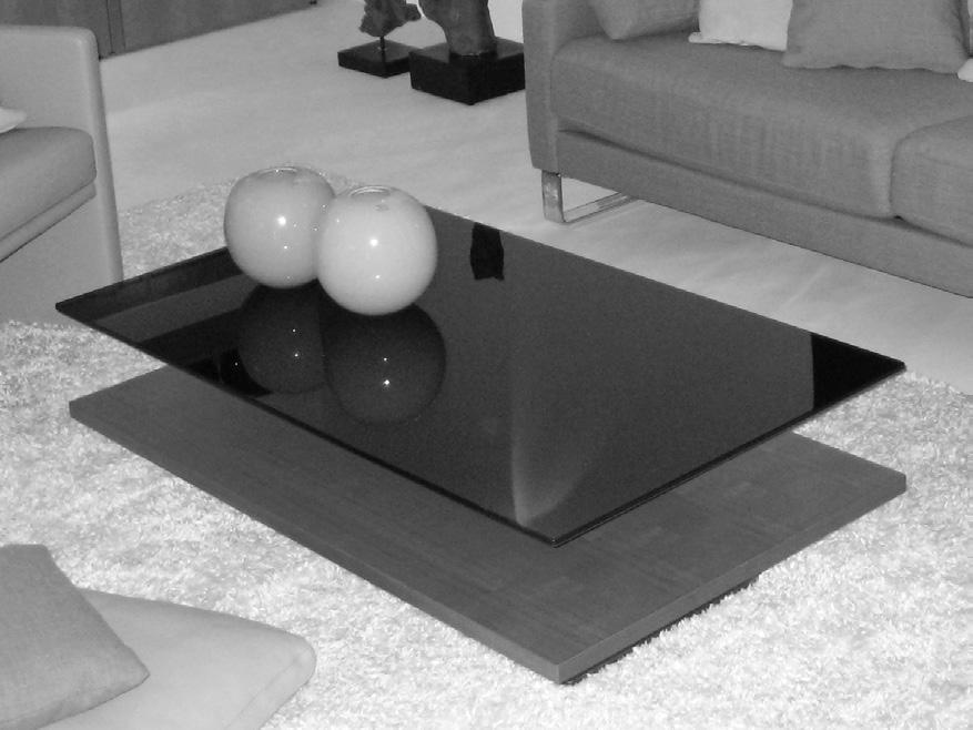 CT 110 SALONTAFELS De salontafel CT 110 staat op een vloerplaat van edelstaal en een houten sokkel. De zuil is van antracietkleurig gecoat metaal, terwijl het bovenste van gelakt glas.