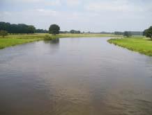 Belangrijke zijrivieren van de Eems, met een stroomgebied van meer dan 100 km 2, zijn gezien van zuid naar noord - links van de Eems de rivieren Werse, Münstersche Aa, Hunze, Drentsche Aa en