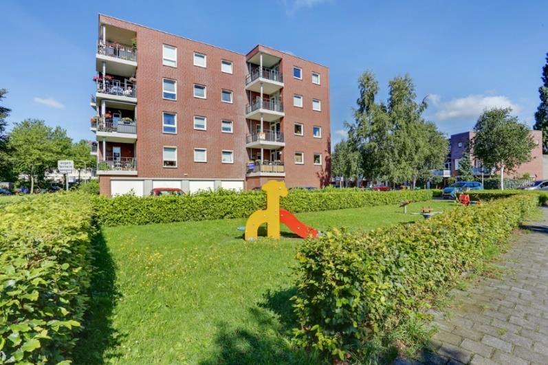 Het appartement is gesitueerd op de vierde verdieping met fraai uitzicht over