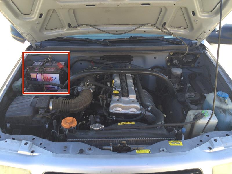 Stap 1 Hoe te verwijderen Car Stereo in een Chevy Tracker Ten eerste moet je de negatieve einde van de accu van de auto los te koppelen.