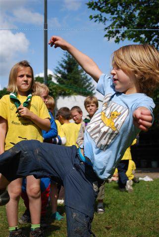 Wortel Wortel Pang Pang Nederland Min. 15 Plein / tikspel Spelers staan in een kring met de benen gespreid.