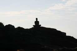 Zingeving Leren mediteren Zazen of zittende meditatie is een meditatievorm om je geest kalm en helder te krijgen zonder dat je overvallen wordt door allerlei emoties en gedachten.