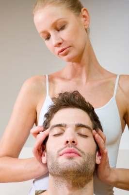 Gezondheid en zorg Eenvoudige ontspannende massages In deze cursus leer je al zittend op een stoel enkele eenvoudige ontspannende massages aan die je een prettig en ontspannend gevoel geven.