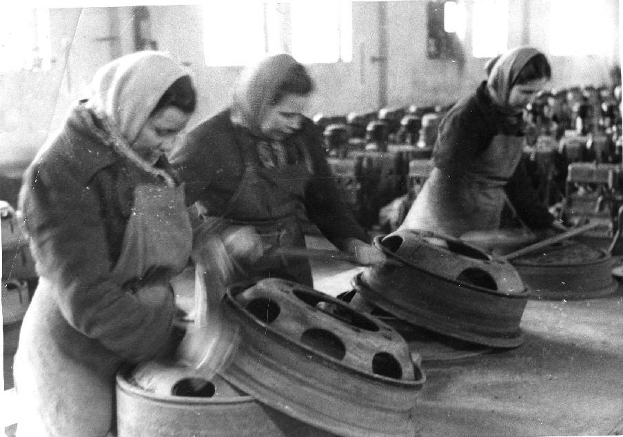 Dwangarbeiders Dwangarbeiders uit de Sovjet-Unie aan het werk in de Duitse wapenindustrie, 1945 Tussen 1939 en 1945 werden meer dan 13 miljoen mensen als dwangarbeider te werk gesteld in het Duitse