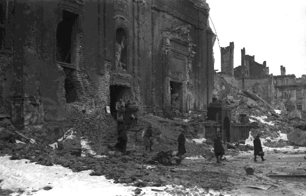 Slachtoffers van bombardementen De ruïnes van de Heilige Kruiskerk in Warschau mensen verlaten de kerk na het gebed Tijdens de Tweede Wereldoorlog voerden alle partijen op ongekende schaal