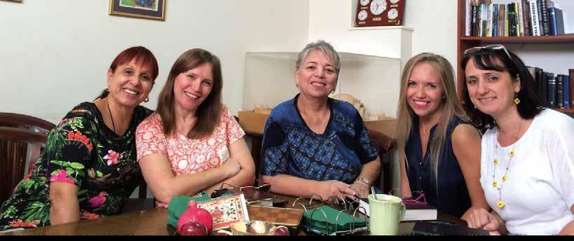 V.l.n.r. Diana, Natalia, Suzan, Shoshan, Yulia en Ilana. HaGefen Publishing al 43 jaar actief in Israël Uitgeverij HaGefen is vanaf 1974 actief in de Joodse gemeenschap.