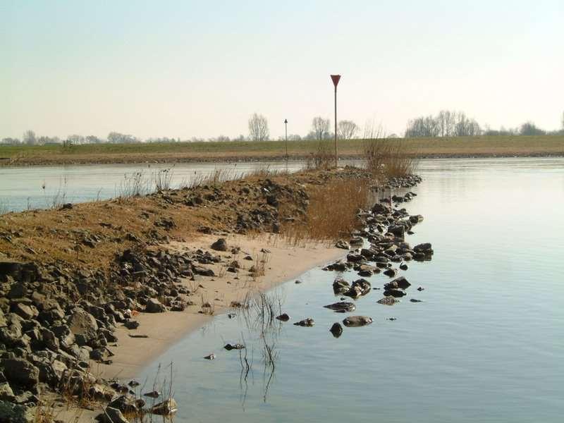 Zodra een rivier buiten zijn oevers treedt, komt het water tot rust. Slibdeeltjes die in het water zweven krijgen nu de kans om te bezinken. Ze stapelen zich op tot een laag klei.