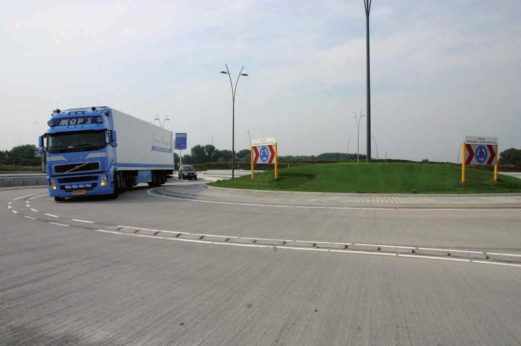 6 De toepassing van middengeleiders heeft een directe relatie met de afmetingen van het middeneiland en de boogstralen van de toe- en afrit.