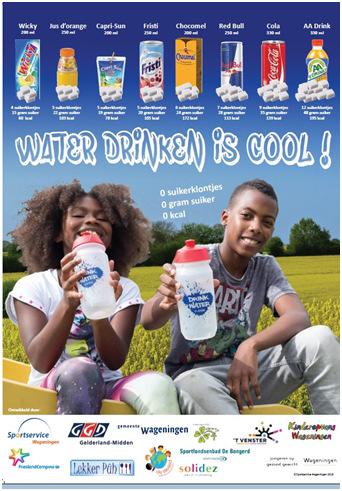 Poster "Water drinken is cool!" hangt in Wageningen De Drinkwater! campagne is van start!