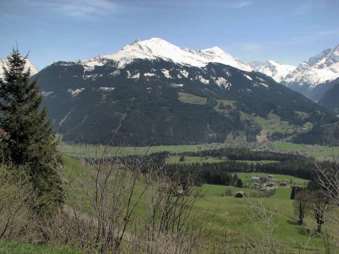 Hoogteprofielen en kaarten staan aan het einde van het verslag Vrijdag 24 april Heel - Stromberg 240 km Weer: zonnig Om kwart voor 4 is het zover, we vertrekken richting Karinthië in Oostenrijk.