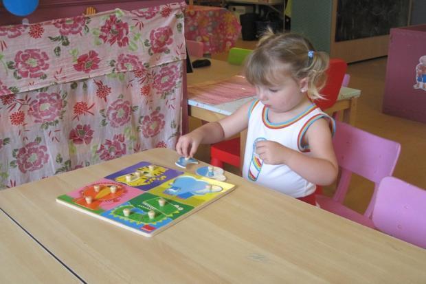 Spelletjes- en puzzelhoek We hebben een puzzelrups in de klas die aangeeft op welk niveau je kleuter al kan puzzelen. Er zijn 3 niveaus:de roze puzzels, de groene en de blauwe puzzels.