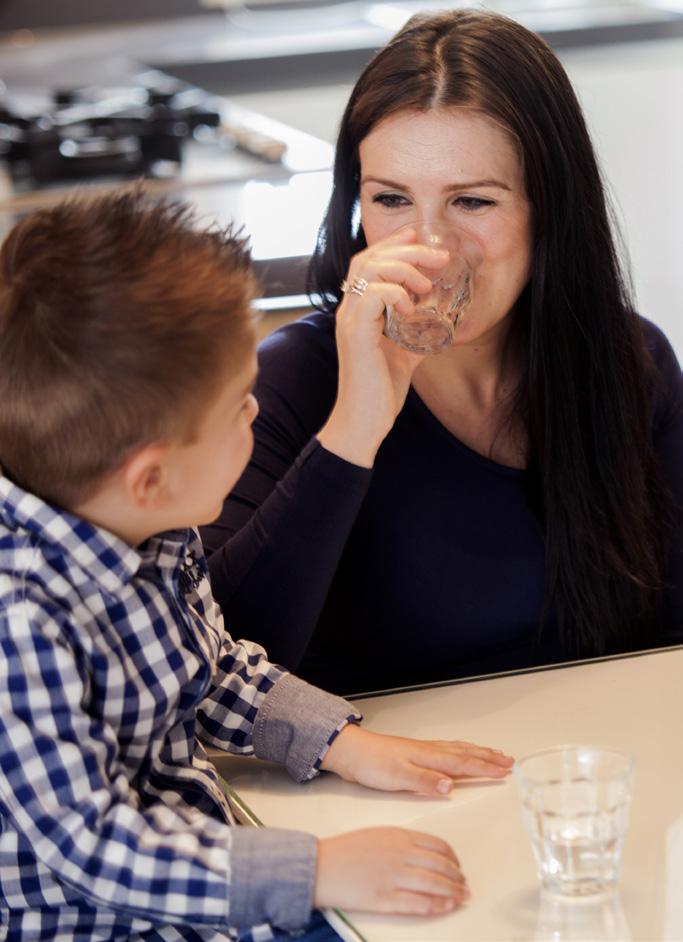 Geef het goede voorbeeld Kinder do hun ouders graag na. Dus als jij laat zi dat je zelf water drinkt, zull ze jou nado. Het beste kun je op e dag afwissel met melk, thee water.