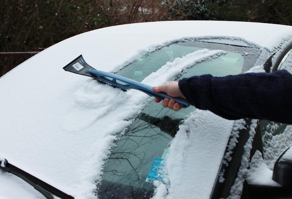 Ook wanneer zicht door slecht weer beperkt wordt. Zet daarom bij slecht weer je dimlichten aan en zorg ervoor dat alle ruiten sneeuw-, ijs- en condensvrij zijn.