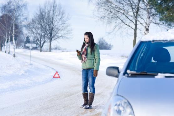 Leg daarnaast een simpel noodpakket met een warmtedeken, zaklamp, telefoonlader en iets eetbaars in je auto.