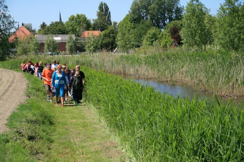 7. t Lèèz npad Vanaf nu volgen we een kreek. Het wandelpad ligt hier op een natuurvriendelijke oever.