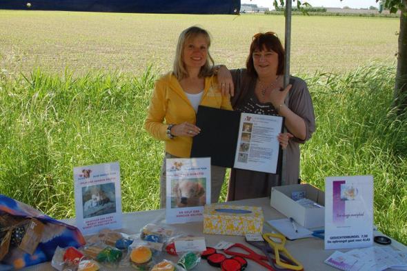 PR aktiviteiten Op zondag 17 mei stond ALAS met een kraam op de Country Fair in Poortvliet. Karin en Marian bezetten de kraam.